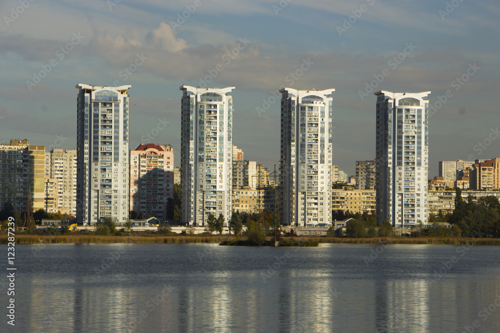 Naklejka premium skyscraper on the bank of the lake