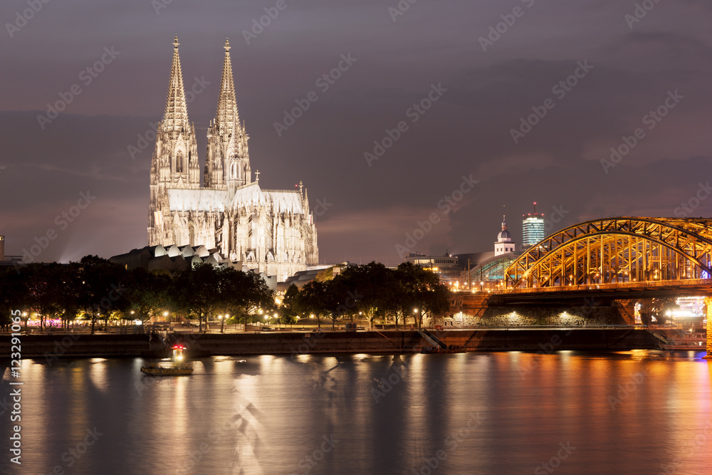 Obraz premium Illuminated Cologne Cathedral at night in Cologne