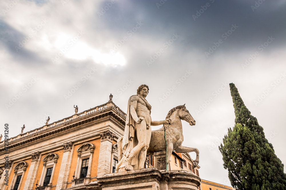 Obraz premium Statue des Dioscures devant le Capitole de Rome