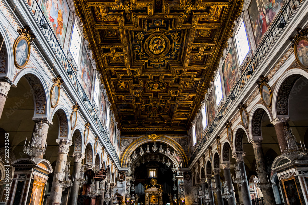 Fototapeta premium Intérieur de la Basilique Sainte-Marie-d'Aracoeli à Rome