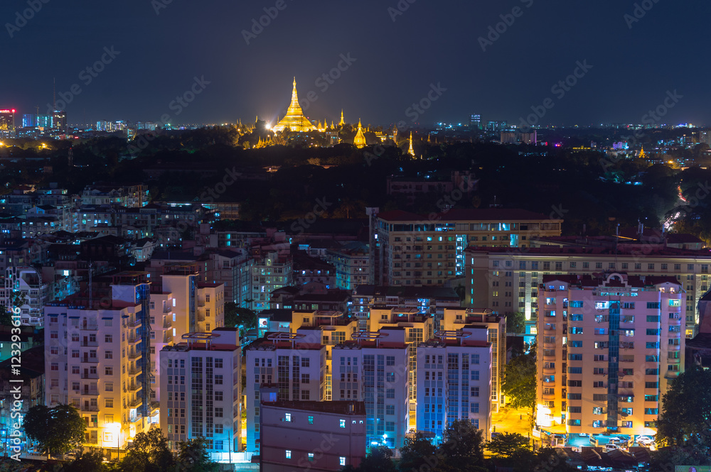 Obraz premium Shwedagon Pagoda Glowing at night, Yangon, Rangoon, Myanmar