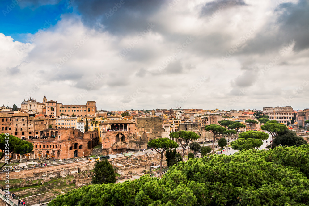 Vu sur la Rome Antique, les marchés de Trajan et le Forum Romain