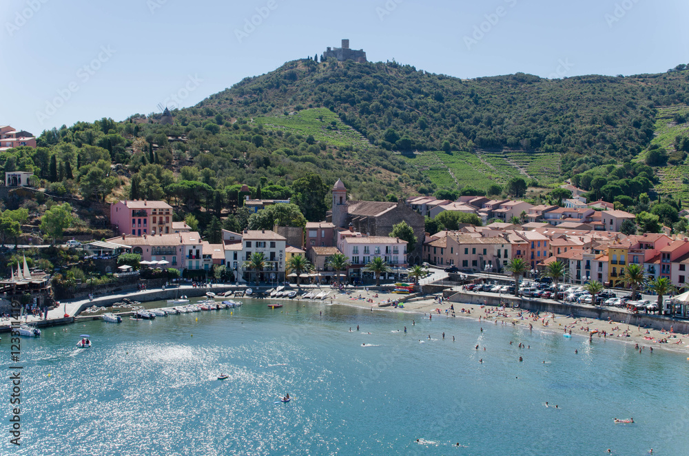 Village de Collioure, son fort, sa plage, son port
