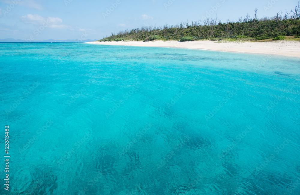 Cobalt blue of the sea and the sky, Minnajima Island, okinawa, japan / 沖縄水納島ビーチ　コバルトブルーの海と空
