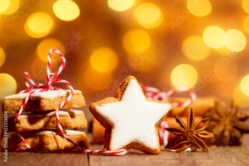 Weihnachtsplätzchen mit Sternanis und Zimt