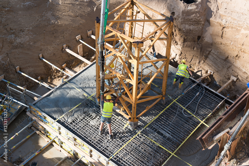 Baugrube Fundament mit Kran und Bauarbeitern Stock Photo | Adobe Stock