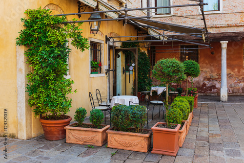 Fototapeta Naklejka Na Ścianę i Meble -  Street cafe in Venice Italy