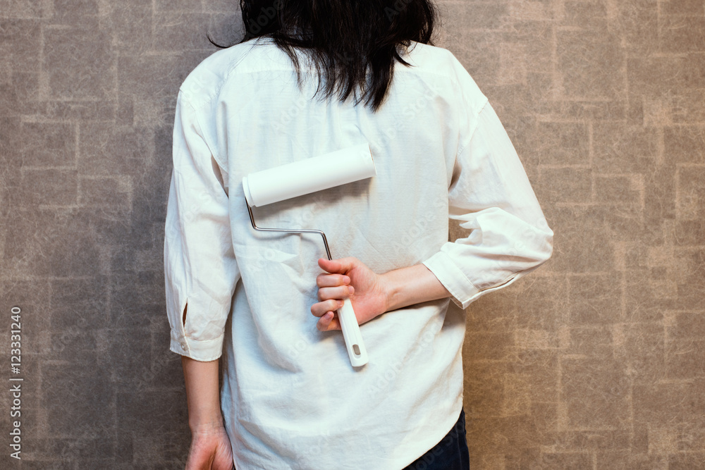 服にコロコロをかける女性 Stock Photo Adobe Stock 服にコロコロをかける女性 Stock Photo Adobe Stock