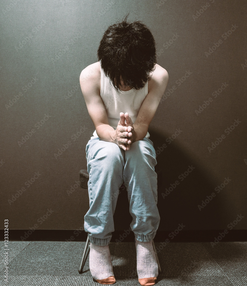 椅子に座り落ち込む男性 Stock Photo Adobe Stock