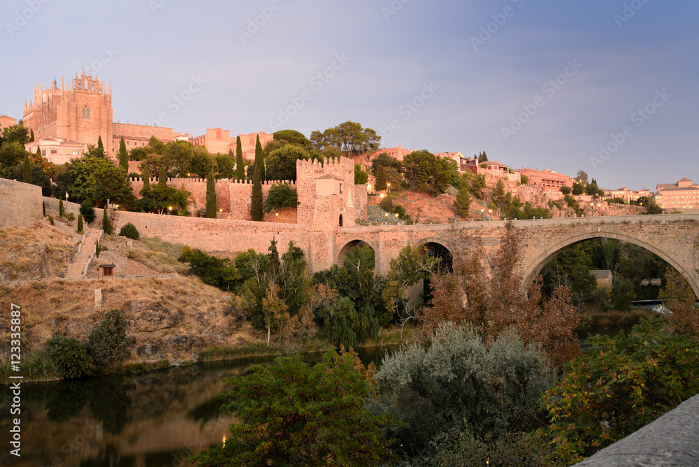 Toledo y monasterio de San Juan de los Reyes sobre el Tajo