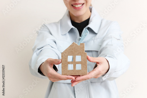 住宅模型 女性の手