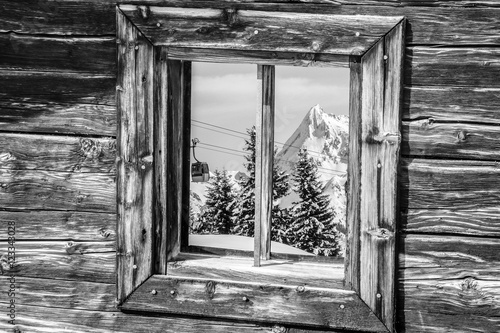 Holzfenster mit Seilbahn und Berggipfel in schwarz weiss