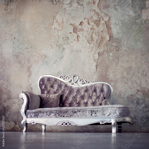 Carta da parati Stile Shabby Chic - Carta da parati Grunge Styled Interior. Beautiful sofa in classical style on a background of textured walls