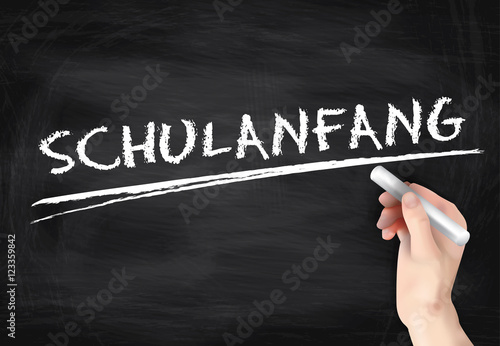Hand schreibt "Schulanfang" auf Tafel