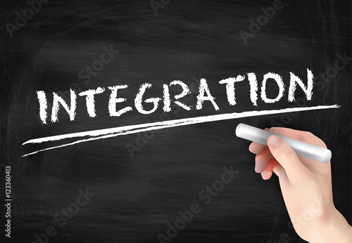 Hand schreibt mit Kreide "Integration" auf Tafel