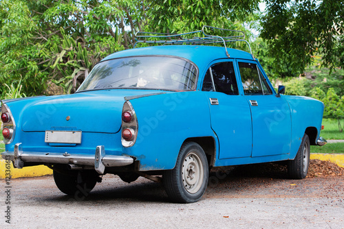 Amerikanisches Classic Auto auf Stra  e in Havanna Kuba
