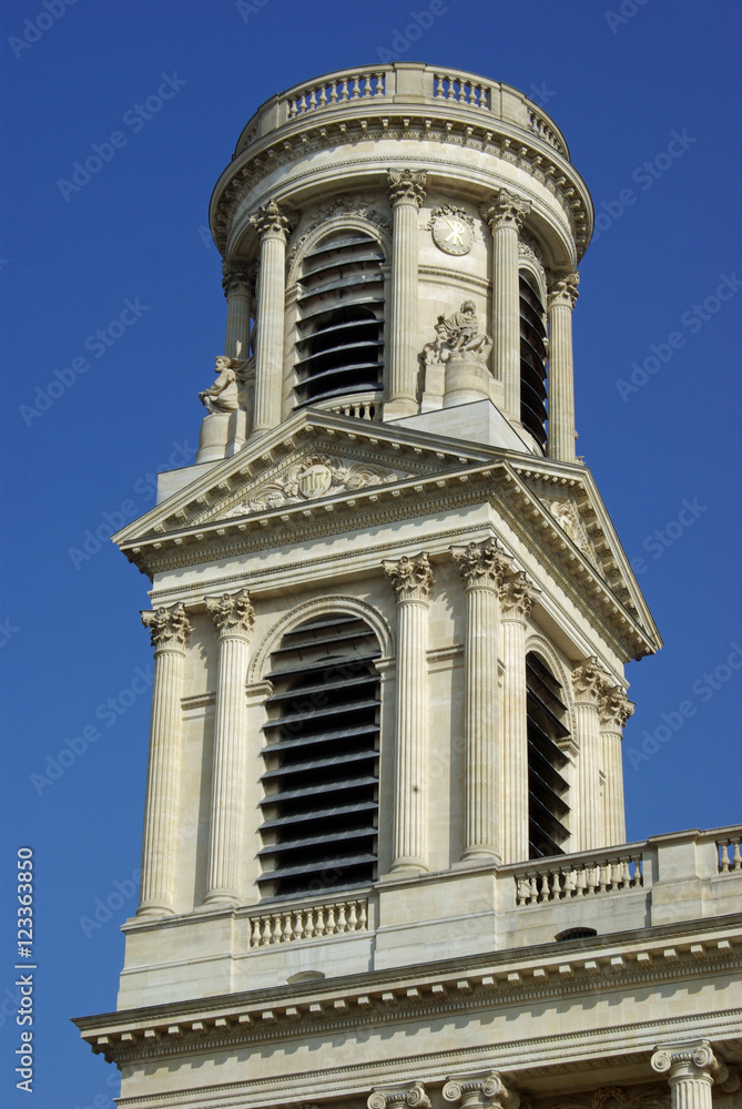 Clocher nord de l'église Saint-Sulpice à Paris, France