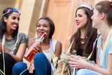 Mädchen trinken Sekt und feiern gemeinsam auf Junggesellinnenabschied Party