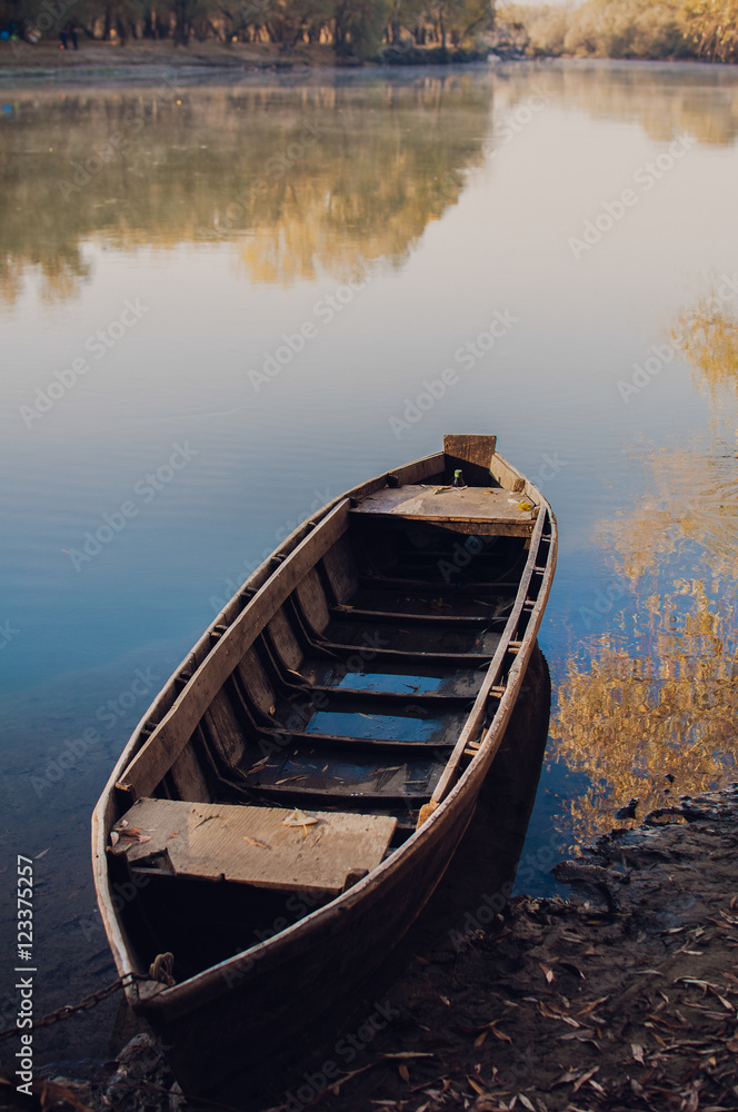 Старая лодка на берегу утренней реки