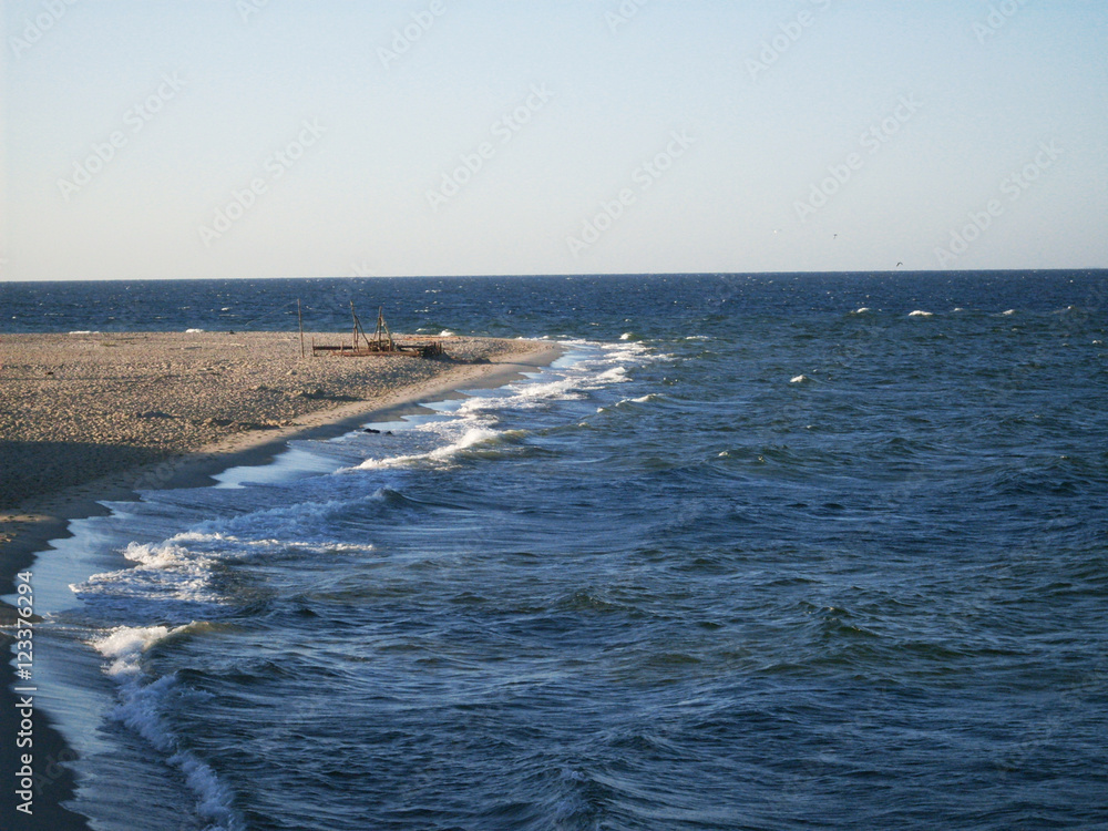 Krajobraz morski - wzburzone morze Bałtyckie na plaży w Helu