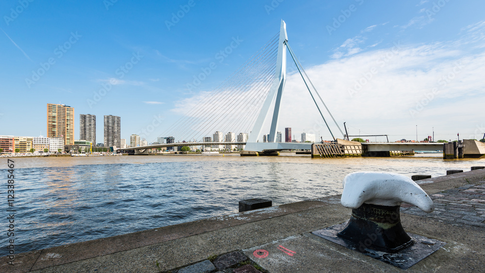 Skyline und Erasmusbrücke von Rotterdam, Holland Skyline und Erasmusbrücke von Rotterdam, Holland