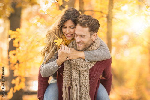 Bild auf Leinwand love in the natur couple