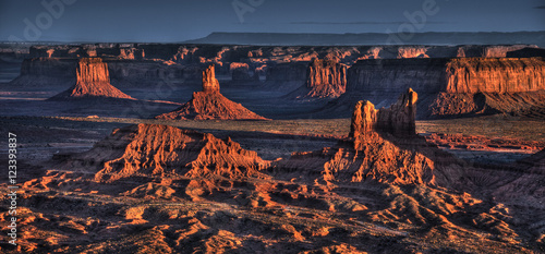 Obraz na płótnie Setting Hen formation in Monument Valley