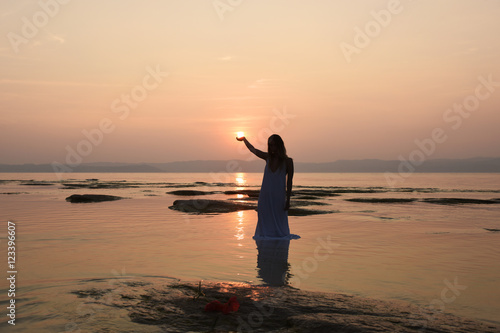Fototapeta Naklejka Na Ścianę i Meble -  donna al tramonto libertà natura donne donna paesaggio modella moda set fotografico sole prendere sole luc
