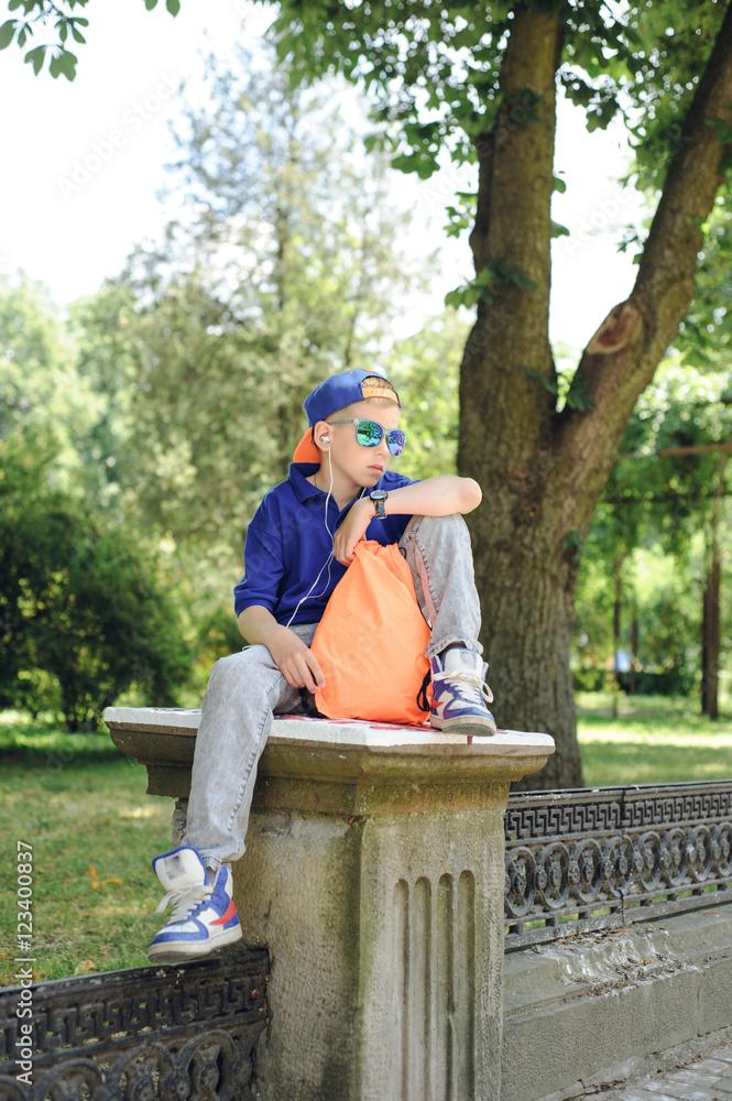 Naklejka premium Boy with mother