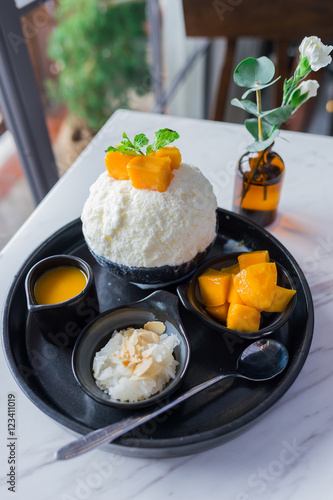Obraz na płótnie Mango Bingsu Korea dessert w salonie