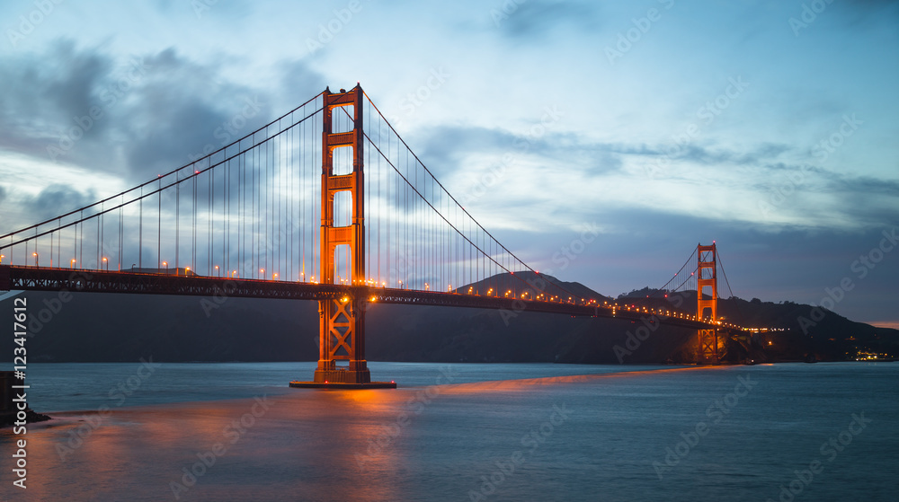 Naklejka premium Golden Gate Bridge in San Francisco California after sunset