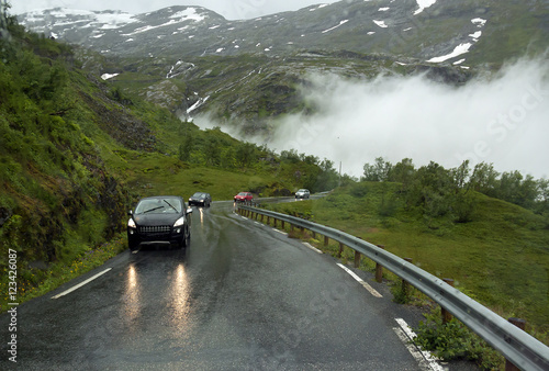 Горная дорога норвежского фьорда Гейрангер photo