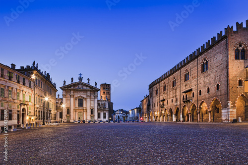 Mantua Square Wide Set photo