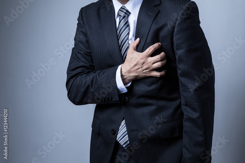 スーツを着ているビジネスマン、心疾患、心臓、心筋梗塞、狭心症