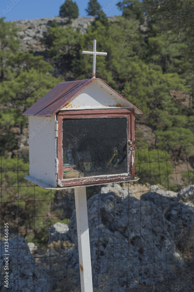 Ikonostassia (Betsäule) bei der Brücke über die Aradena-Schlucht (Südküste Kretas), Griechenland Ikonostassia (Betsäule) bei der Brücke über die Aradena-Schlucht (Südküste Kretas), Griechenland