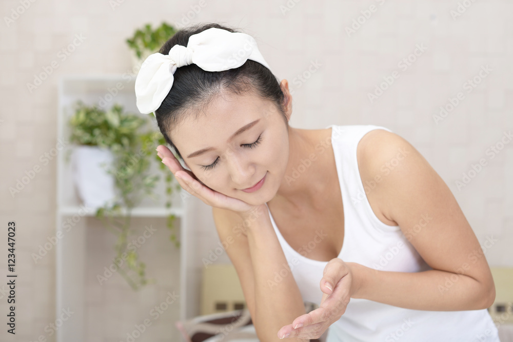 洗顔をする女性 洗顔をする女性