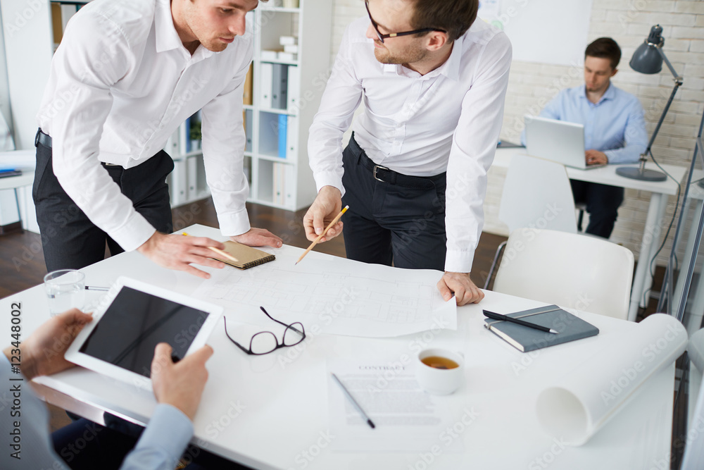 Obraz premium Discussion of engineers