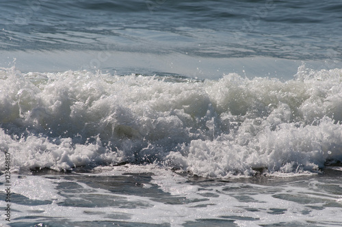 Salzige Wellen im Meereshafen. Rügen.Norddeutschland