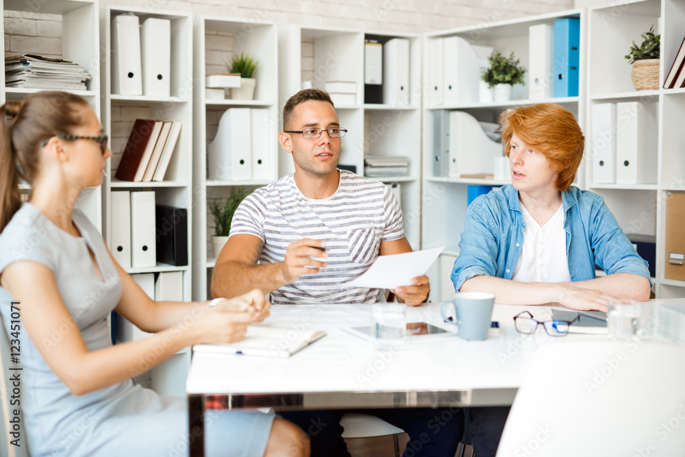 Obraz premium Discussion at briefing