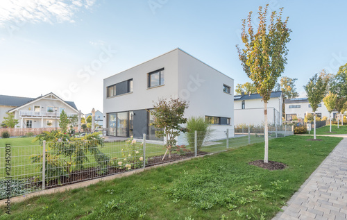 Moderne Wohnhaus-Siedlung im Grünen