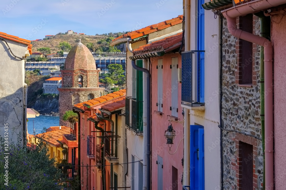 kleine Gasse in Collioure in Frankreich - small street in Collioure in France