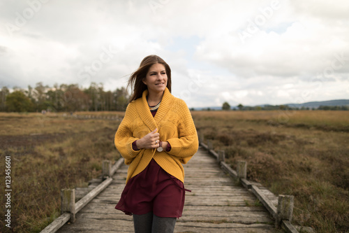 Wallpaper Mural Nachdenkliche Frau Torontodigital.ca