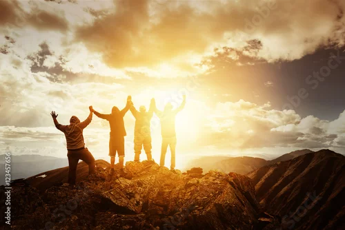 Obraz Zwycięzca grupy ludzi wygrać pojęcie góry