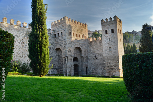 Puerta de Alfonso VI en Toledo España, estilo de construcción árabe español