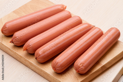 Valokuva Vienna sausage on the kitchen board