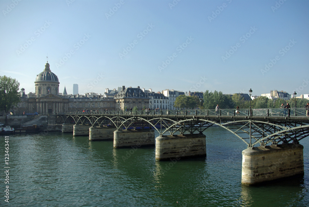 Le pont des Arts franchissant la Seine à Paris, France