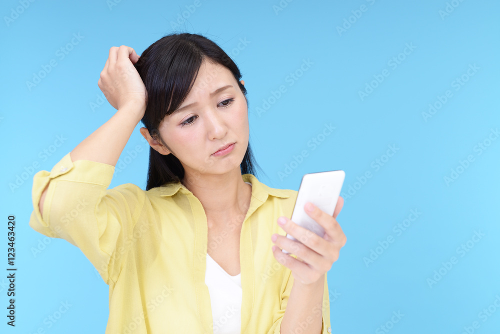 スマートフォンを持つ女性 スマートフォンを持つ女性