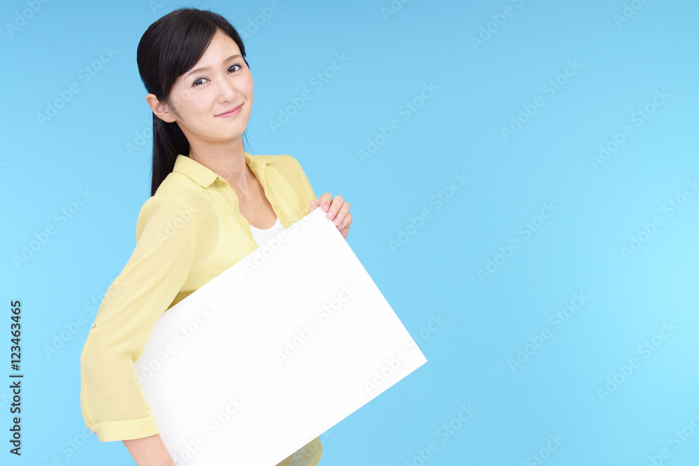 ホワイトボードを持つ女性
