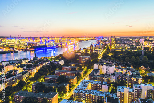 Hafen von Hamburg im der Abenddämmerung
