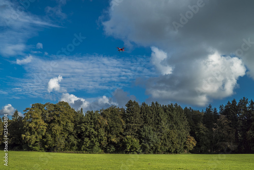 Quadrocopter in der Luft rückt den Schäfchenwolken auf den Pelz © Andy Ilmberger